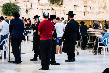 Kudüs İsrail 22 Haziran 2018 görüntülemek bilinmeyenli insanlar dua eden önü Western Wall, Kudüs'ün eski şehri akşam