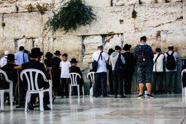 Kudüs İsrail 22 Haziran 2018 görüntülemek bilinmeyenli insanlar dua eden önü Western Wall, Kudüs'ün eski şehri akşam