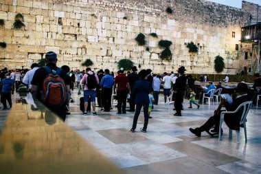 Kudüs İsrail 22 Haziran 2018 görüntülemek bilinmeyenli insanlar dua eden önü Western Wall, Kudüs'ün eski şehri akşam