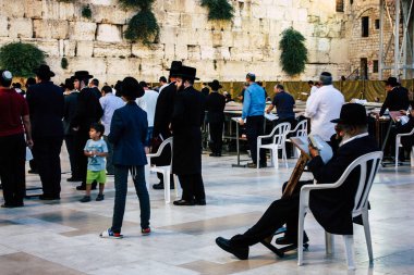 Kudüs İsrail 22 Haziran 2018 görüntülemek bilinmeyenli insanlar dua eden önü Western Wall, Kudüs'ün eski şehri akşam