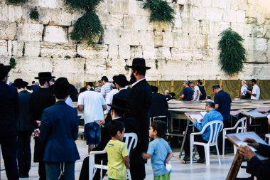 Kudüs İsrail 22 Haziran 2018 görüntülemek bilinmeyenli insanlar dua eden önü Western Wall, Kudüs'ün eski şehri akşam