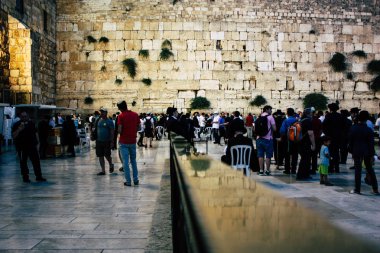 Kudüs İsrail 22 Haziran 2018 görüntülemek bilinmeyenli insanlar dua eden önü Western Wall, Kudüs'ün eski şehri akşam