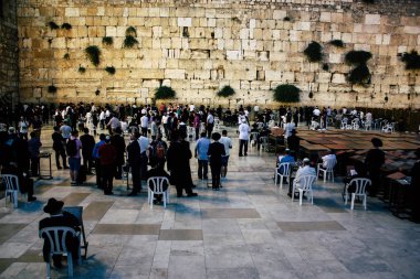 Kudüs İsrail 22 Haziran 2018 görüntülemek bilinmeyenli insanlar dua eden önü Western Wall, Kudüs'ün eski şehri akşam