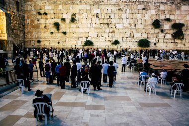 Kudüs İsrail 22 Haziran 2018 görüntülemek bilinmeyenli insanlar dua eden önü Western Wall, Kudüs'ün eski şehri akşam