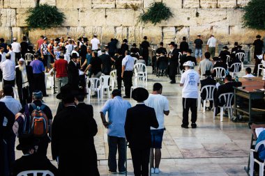 Kudüs İsrail 22 Haziran 2018 görüntülemek bilinmeyenli insanlar dua eden önü Western Wall, Kudüs'ün eski şehri akşam