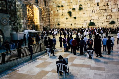 Kudüs İsrail 22 Haziran 2018 görüntülemek bilinmeyenli insanlar dua eden önü Western Wall, Kudüs'ün eski şehri akşam