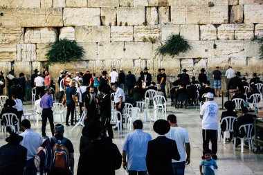 Kudüs İsrail 22 Haziran 2018 görüntülemek bilinmeyenli insanlar dua eden önü Western Wall, Kudüs'ün eski şehri akşam
