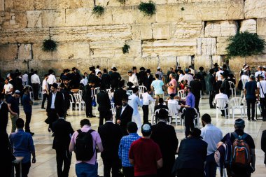Kudüs İsrail 22 Haziran 2018 görüntülemek bilinmeyenli insanlar dua eden önü Western Wall, Kudüs'ün eski şehri akşam