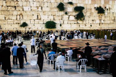 Kudüs İsrail 22 Haziran 2018 görüntülemek bilinmeyenli insanlar dua eden önü Western Wall, Kudüs'ün eski şehri akşam