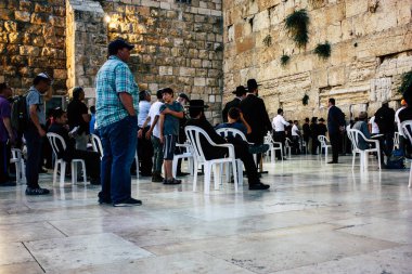 Kudüs İsrail 22 Haziran 2018 görüntülemek bilinmeyenli insanlar dua eden önü Western Wall, Kudüs'ün eski şehri akşam