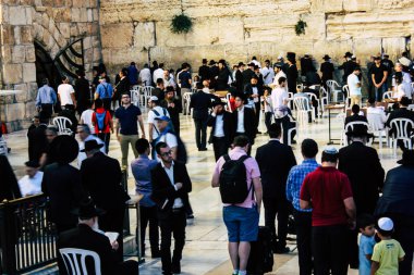 Kudüs İsrail 22 Haziran 2018 görüntülemek bilinmeyenli insanlar dua eden önü Western Wall, Kudüs'ün eski şehri akşam