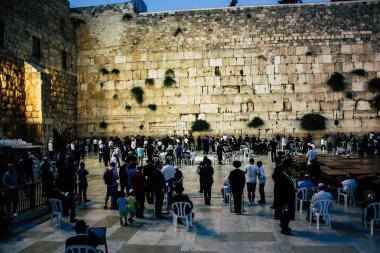 Kudüs İsrail 22 Haziran 2018 görüntülemek bilinmeyenli insanlar dua eden önü Western Wall, Kudüs'ün eski şehri akşam
