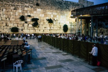Kudüs İsrail 22 Haziran 2018 görüntülemek bilinmeyenli insanlar dua eden önü Western Wall, Kudüs'ün eski şehri akşam