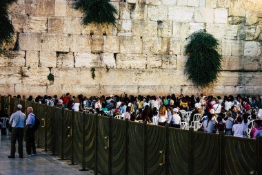 Kudüs İsrail 22 Haziran 2018 görüntülemek bilinmeyenli insanlar dua eden önü Western Wall, Kudüs'ün eski şehri akşam