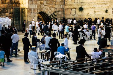 Kudüs İsrail 22 Haziran 2018 görüntülemek bilinmeyenli insanlar dua eden önü Western Wall, Kudüs'ün eski şehri akşam