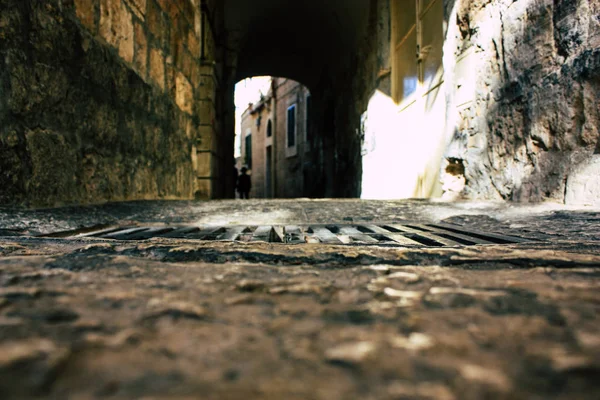 Kudüs İsrail 09 Haziran 2018 Eski Kudüs şehri, öğleden sonra zemin seviyesinden sokak görünümü