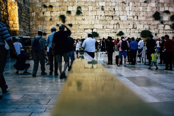 Kudüs İsrail 22 Haziran 2018 görüntülemek bilinmeyenli insanlar dua eden önü Western Wall, Kudüs'ün eski şehri akşam