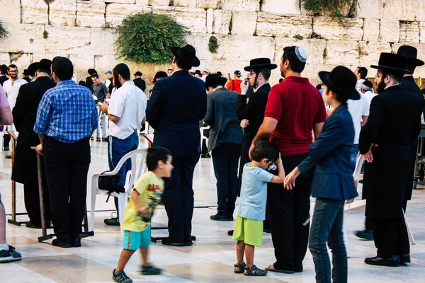 Kudüs İsrail 22 Haziran 2018 görüntülemek bilinmeyenli insanlar dua eden önü Western Wall, Kudüs'ün eski şehri akşam