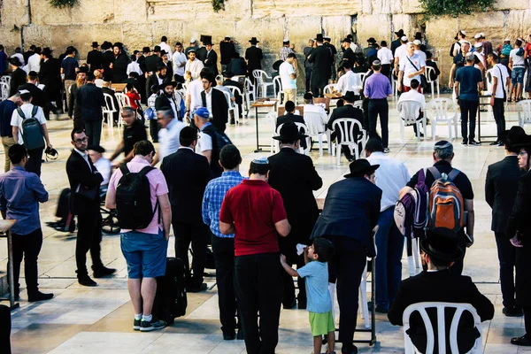 Kudüs İsrail 22 Haziran 2018 görüntülemek bilinmeyenli insanlar dua eden önü Western Wall, Kudüs'ün eski şehri akşam
