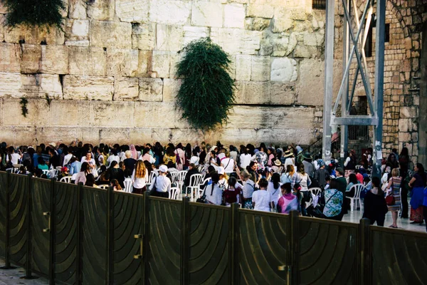 Izrael Jerozolima Czerwca 2018 Zobacz Niewiadomych Ludzie Modląc Się Frontu — Zdjęcie stockowe