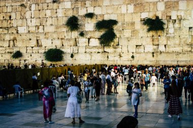 Kudüs İsrail 22 Haziran 2018 görüntülemek bilinmeyenli insanlar dua eden önü Western Wall, Kudüs'ün eski şehri akşam