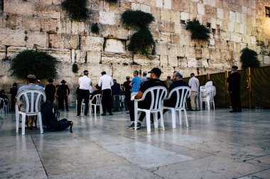 Kudüs İsrail 22 Haziran 2018 görüntülemek bilinmeyenli insanlar dua eden önü Western Wall, Kudüs'ün eski şehri akşam