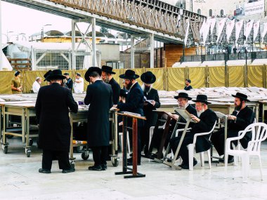 Kudüs İsrail 07 Haziran 2018 görüntülemek bilinmeyenli insanlar dua eden önü Western Wall Eski Kudüs şehri akşam