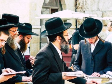 Kudüs İsrail 07 Haziran 2018 görüntülemek bilinmeyenli insanlar dua eden önü Western Wall Eski Kudüs şehri akşam