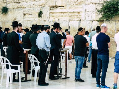 Kudüs İsrail 07 Haziran 2018 görüntülemek bilinmeyenli insanlar dua eden önü Western Wall Eski Kudüs şehri akşam