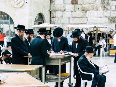 Kudüs İsrail 07 Haziran 2018 görüntülemek bilinmeyenli insanlar dua eden önü Western Wall Eski Kudüs şehri akşam