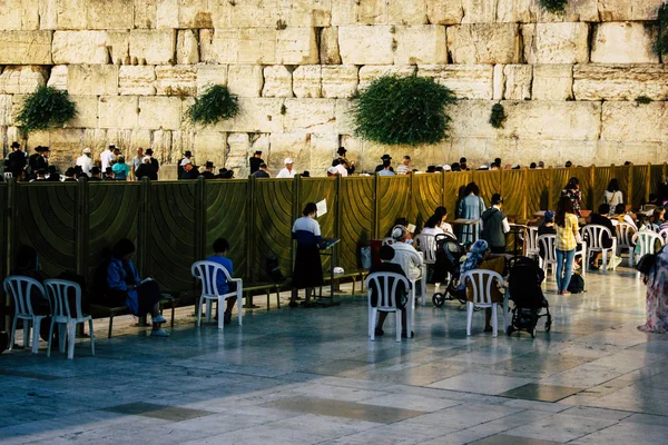 Kudüs İsrail 22 Haziran 2018 görüntülemek bilinmeyenli insanlar dua eden önü Western Wall, Kudüs'ün eski şehri akşam