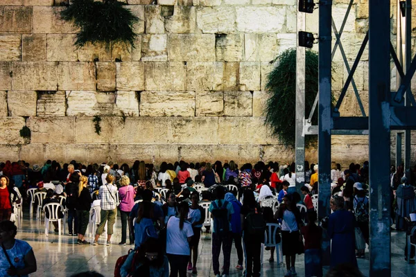 Kudüs İsrail 22 Haziran 2018 görüntülemek bilinmeyenli insanlar dua eden önü Western Wall, Kudüs'ün eski şehri akşam