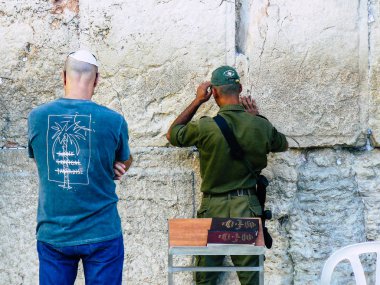 Kudüs İsrail 07 Haziran 2018 görüntülemek bilinmeyenli insanlar dua eden önü Western Wall Eski Kudüs şehri akşam