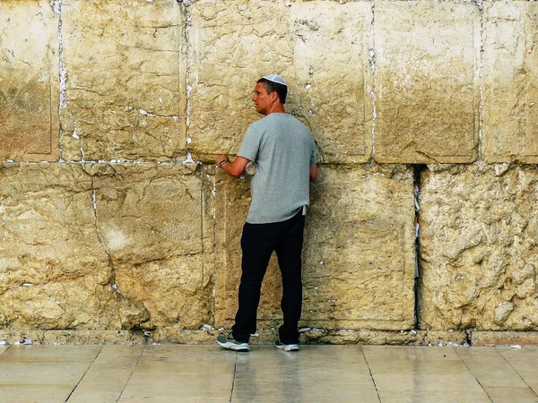 Izrael Jerozolima Czerwca 2018 Zobacz Niewiadomych Ludzie Modląc Się Frontu — Zdjęcie stockowe