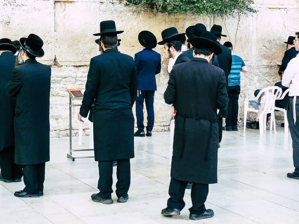 Иерусалим Израиль Июнь 2018 Вид Неизвестных Людей Молящихся Перед Стеной — стоковое фото