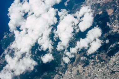 Öğleden sonra 10.000 feet irtifada Akdeniz deniz kıyısında havadan görünümü