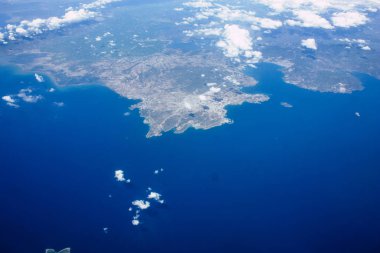 Öğleden sonra 10.000 feet irtifada Akdeniz deniz kıyısında havadan görünümü