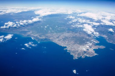 Öğleden sonra 10.000 feet irtifada Akdeniz deniz kıyısında havadan görünümü