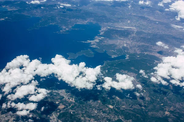 Öğleden sonra 10.000 feet irtifada Akdeniz deniz kıyısında havadan görünümü