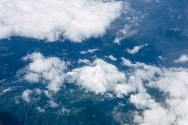 Fransa ve İtalya arasında Mont Blanc massif öğleden sonra 10.000 feet irtifada hava görünümünü