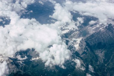 Fransa ve İtalya arasında Mont Blanc massif öğleden sonra 10.000 feet irtifada hava görünümünü