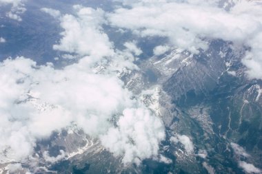Fransa ve İtalya arasında Mont Blanc massif öğleden sonra 10.000 feet irtifada hava görünümünü
