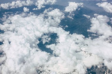 Fransa ve İtalya arasında Mont Blanc massif öğleden sonra 10.000 feet irtifada hava görünümünü