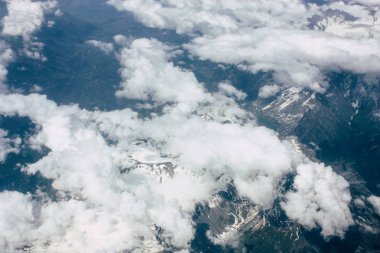 Fransa ve İtalya arasında Mont Blanc massif öğleden sonra 10.000 feet irtifada hava görünümünü