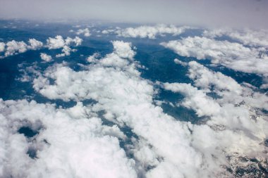 Fransa ve İtalya arasında Mont Blanc massif öğleden sonra 10.000 feet irtifada hava görünümünü