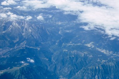 Fransa ve İtalya arasında Mont Blanc massif öğleden sonra 10.000 feet irtifada hava görünümünü
