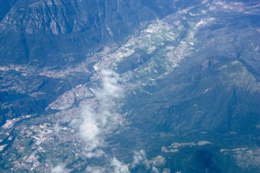 Fransa ve İtalya arasında Mont Blanc massif öğleden sonra 10.000 feet irtifada hava görünümünü