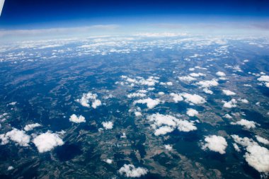 Fransa ve İtalya arasında Mont Blanc massif öğleden sonra 10.000 feet irtifada hava görünümünü