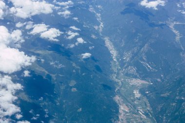 Fransa ve İtalya arasında Mont Blanc massif öğleden sonra 10.000 feet irtifada hava görünümünü