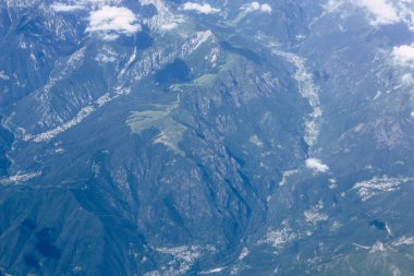 Fransa ve İtalya arasında Mont Blanc massif öğleden sonra 10.000 feet irtifada hava görünümünü